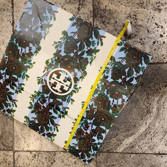 NEW Tory Burch Gift Wrap - Picture 5 of 5